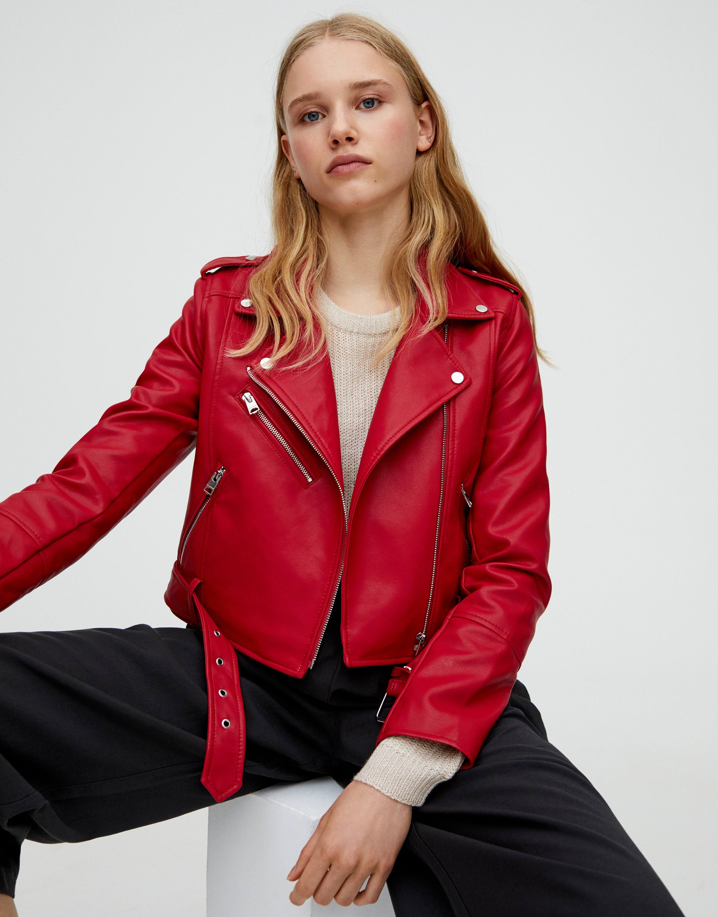 áo khoác biker da đỏ - pull and bear -món đồ thời trang mùa thu