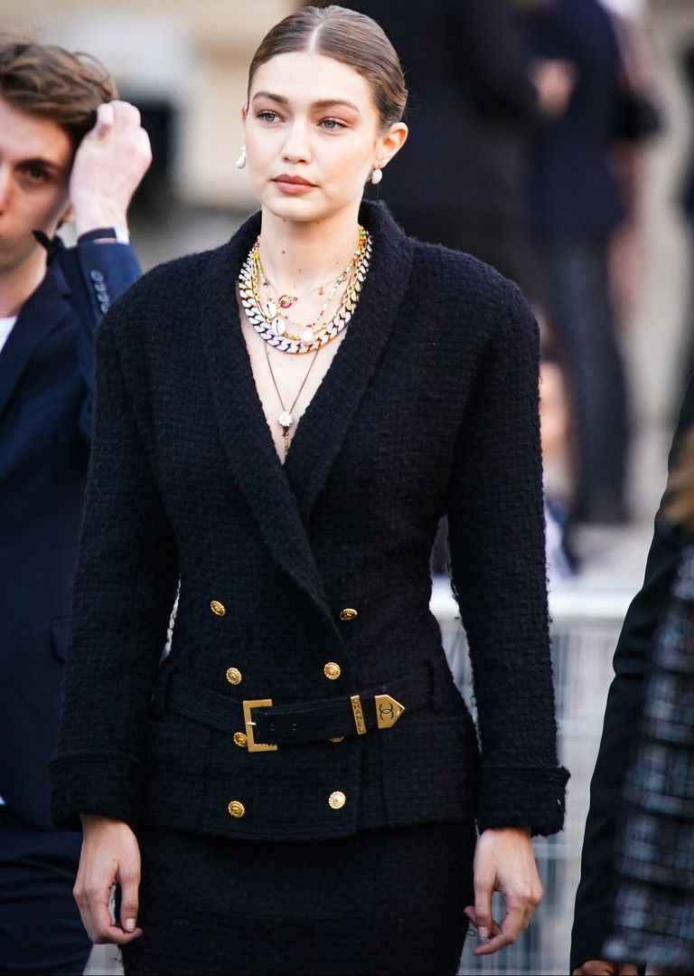 Gigi Hadid diện thời trang vintage - Chanel vintage 1980s tại buổi tưởng niệm "Karl Forever)