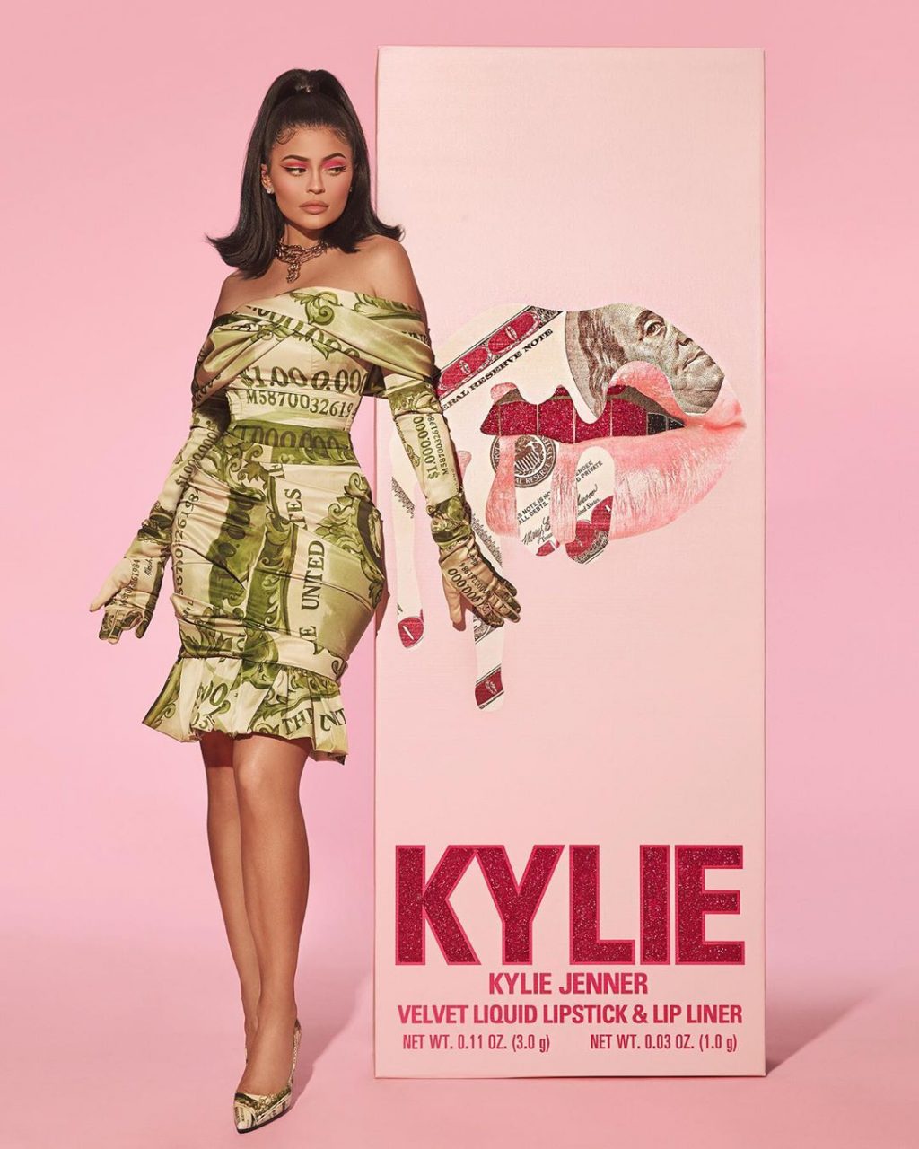Kylie Jenner diện thời trang vintage - đầm Moschino