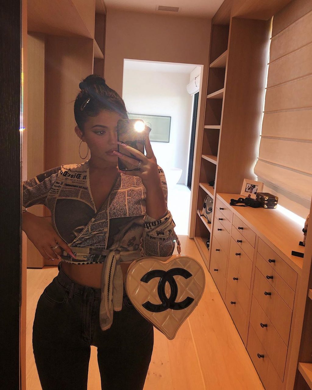 Kylie Jenner sở hữu item thời trang vintage - túi Chanel trắng chần ô