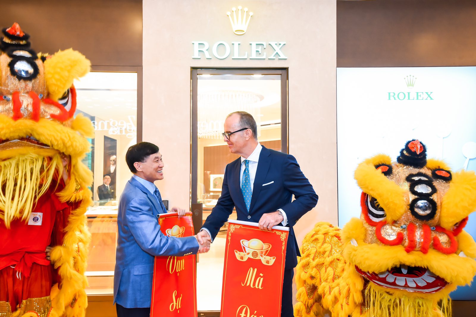 Ông Johnathan Hạnh Nguyễn bắt tay cùng ông Chris Gisi – CEO của Rolex khu vực Đông Nam Á sau nghi thức múa lân mừng khai trương.