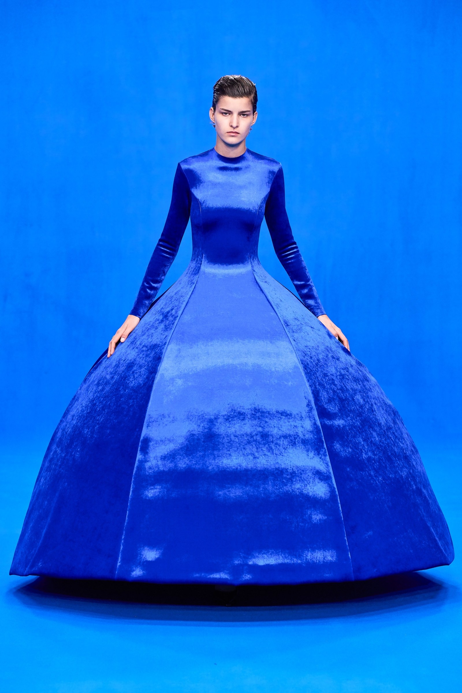 Thiết kế đầm khổng lồ Classic Blue của Balenciaga