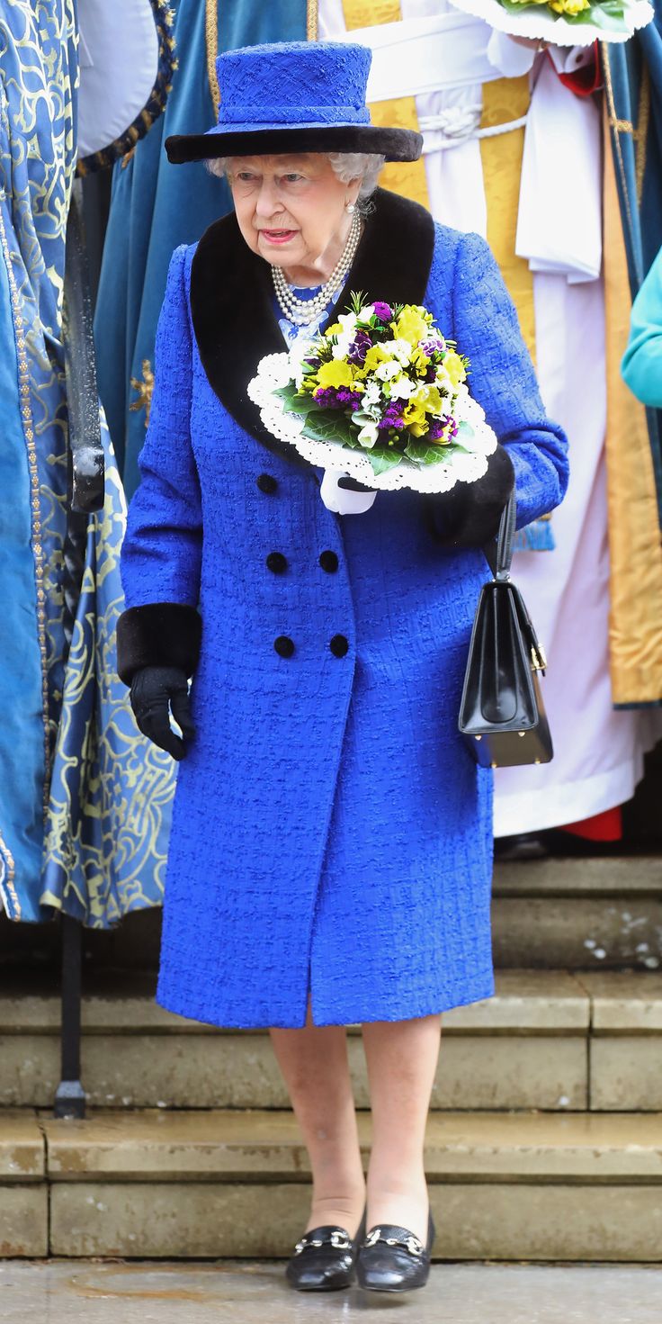 Đầm classic blue của Nữ hoàng Anh