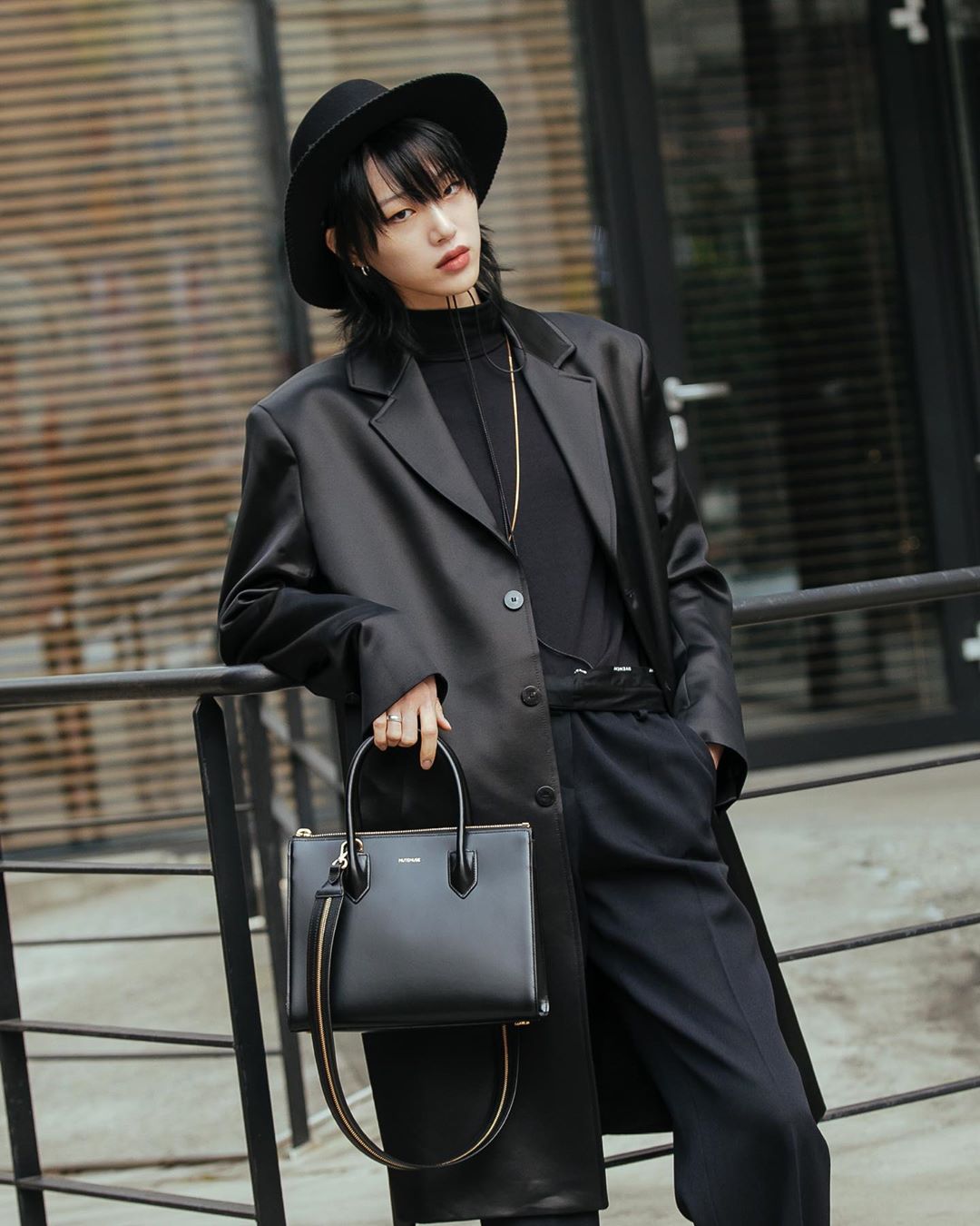 Sora Choi bộ trang phục cùng áo cổ lọ đen