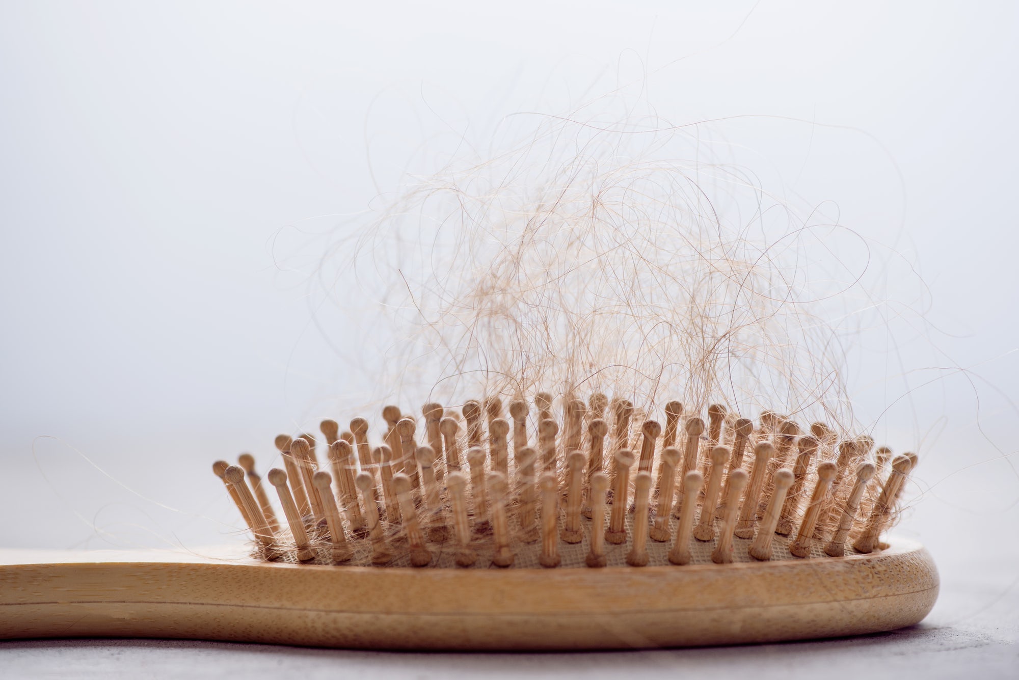 nguyên nhân gây rụng tóc và cách khắc phục cây lược có tóc rụng 