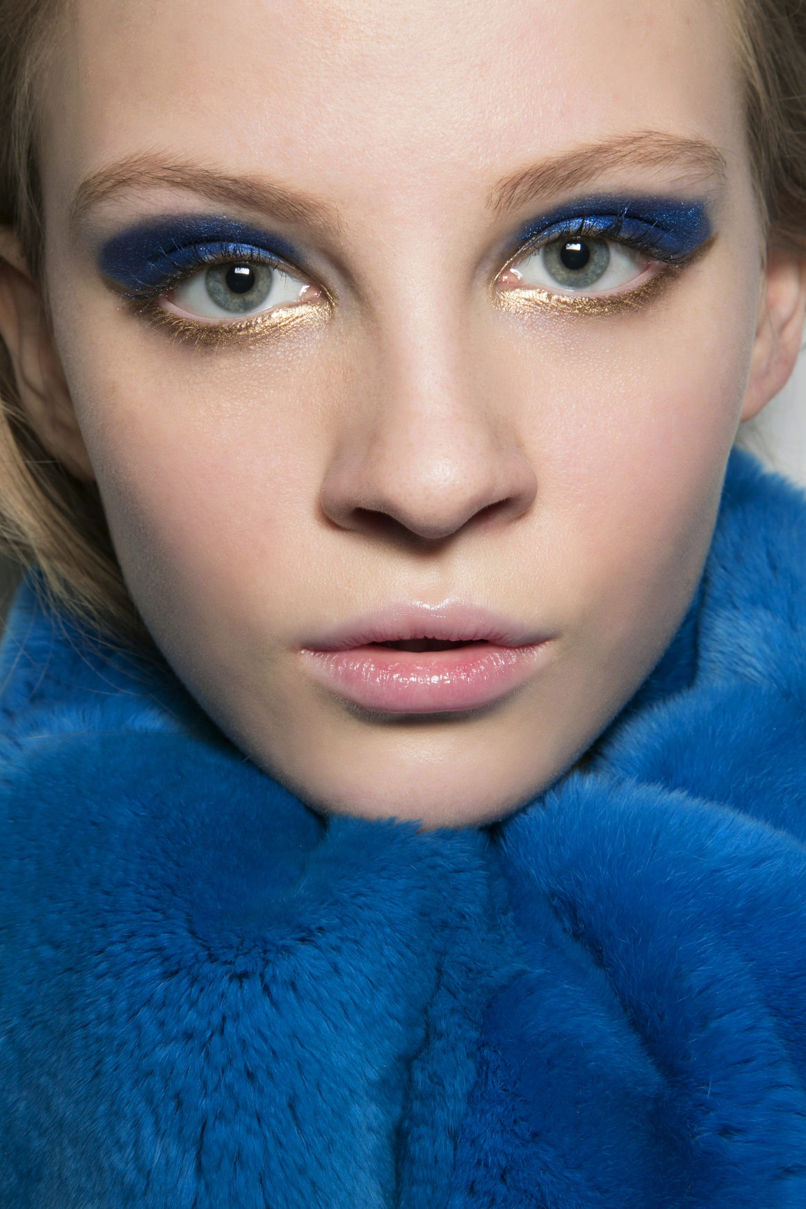 Classic Blue-Makeup tông xanh.