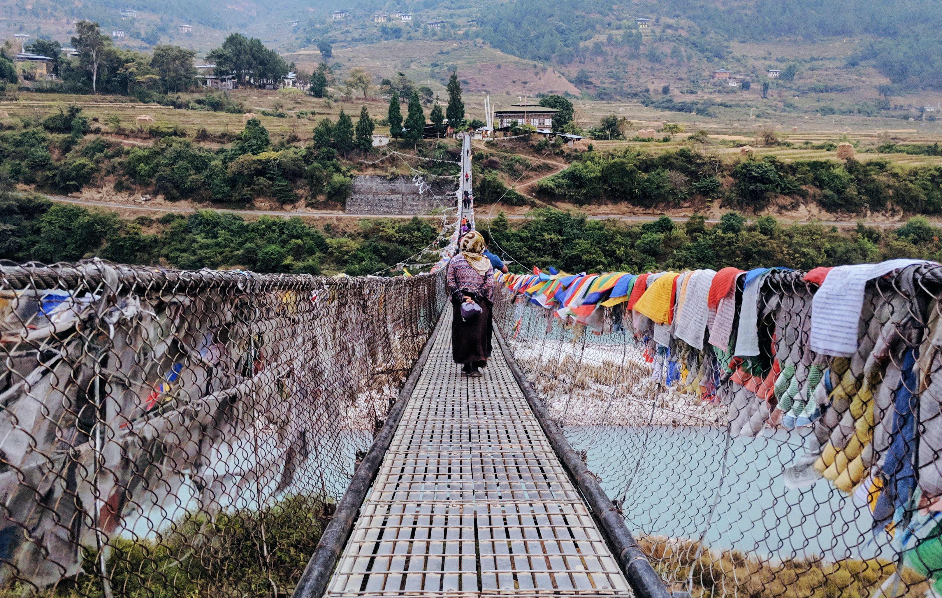 người đi trên cầu dây ở Bhutan