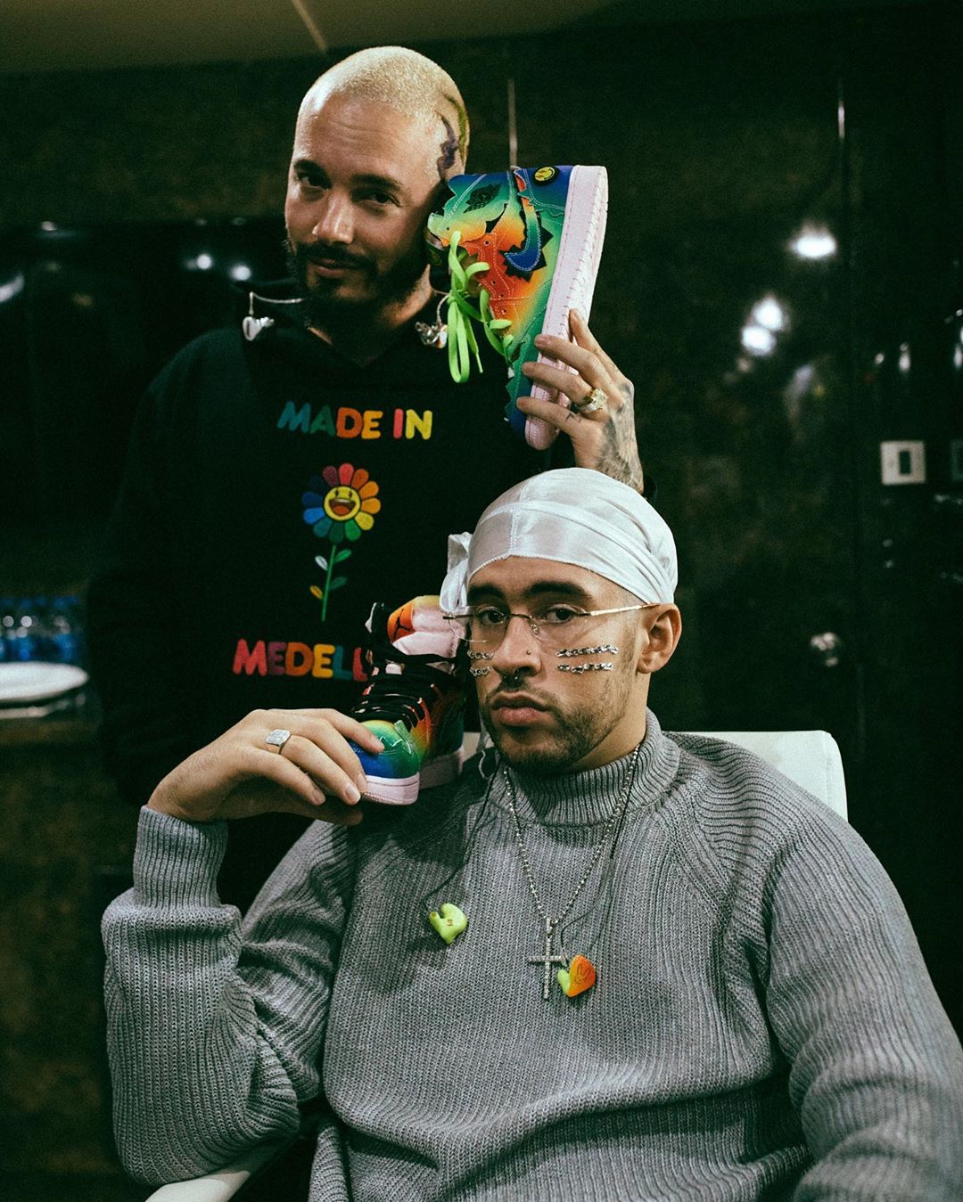 J Balvin và Bad Bunny trong hậu trường Super Bowl