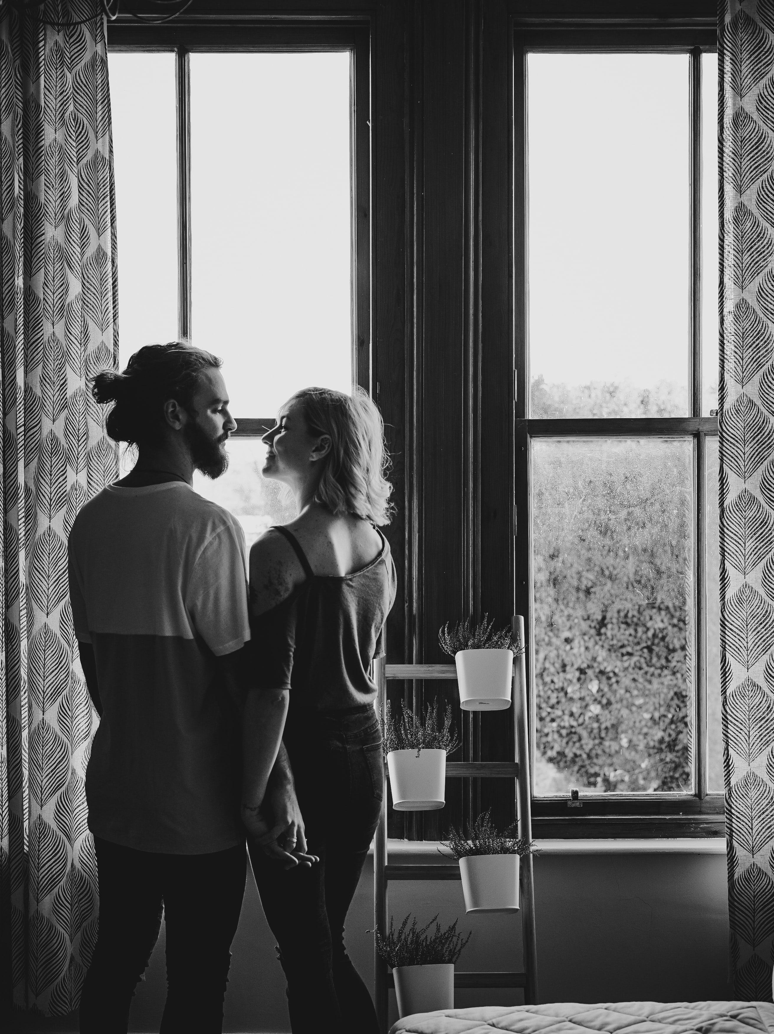 cặp đôi trước cửa sổ tình yêu
