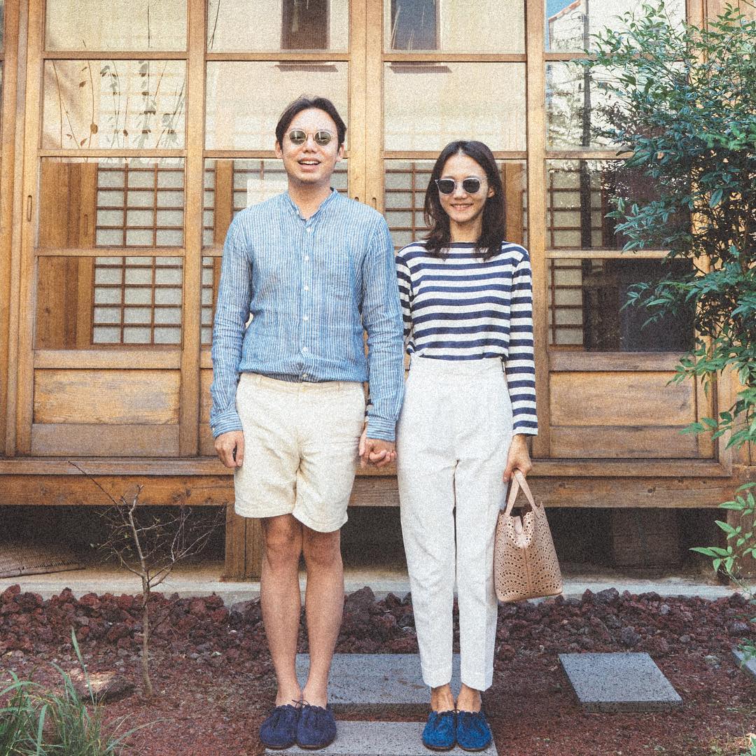 Cặp đôi diện đồ đôi phong cách thủy thủ nắm tay chụp ảnh trước hiên nhà