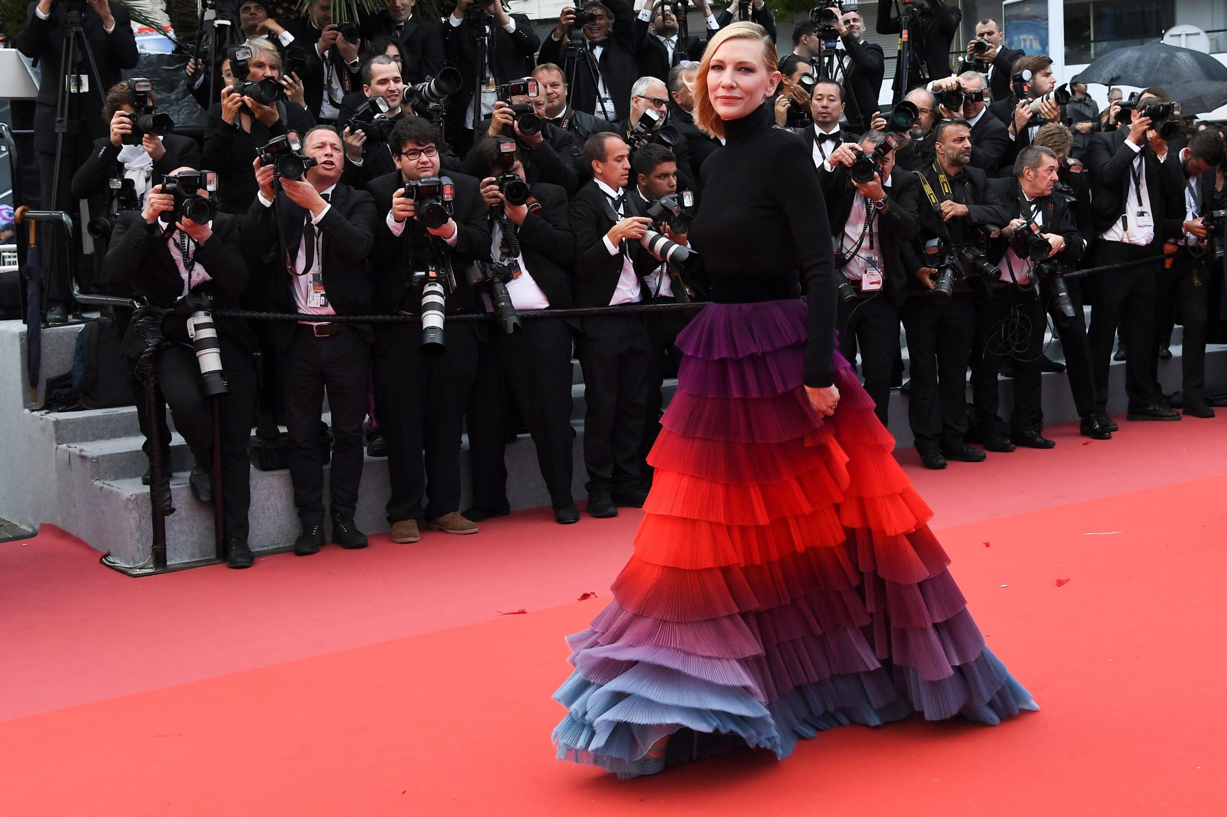 Cate Blanchett mặc đầm cầu vồng Givenchy trên thảm đỏ Cannes 2018