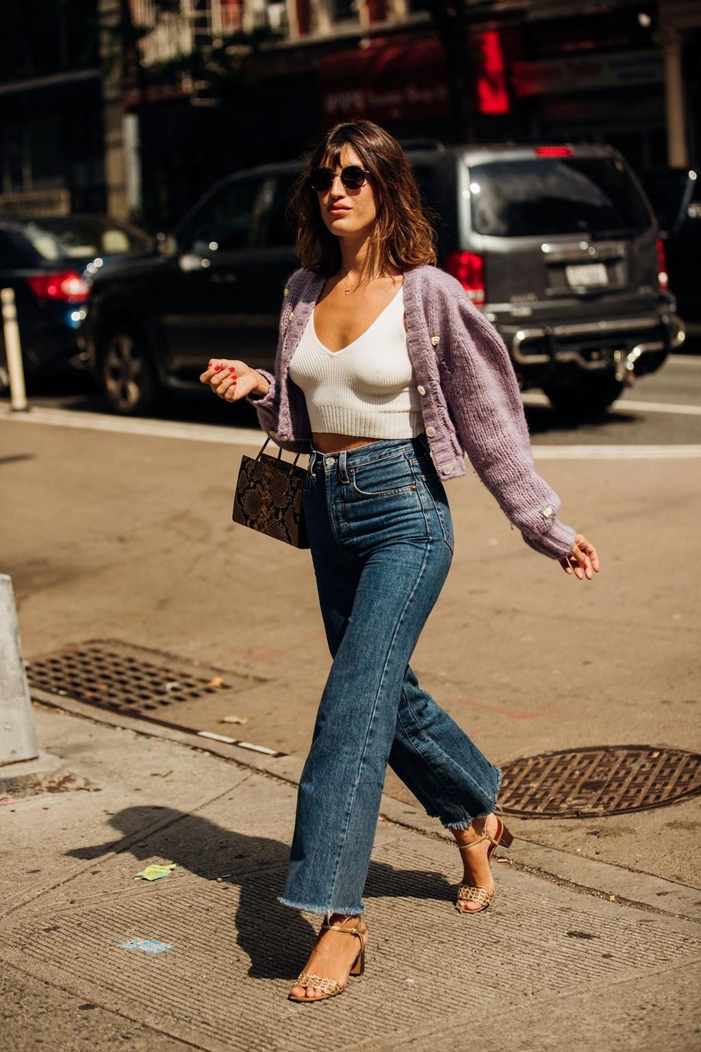 Fashionista Jeanne Damas mặc quần jeans, áo khoác len tím