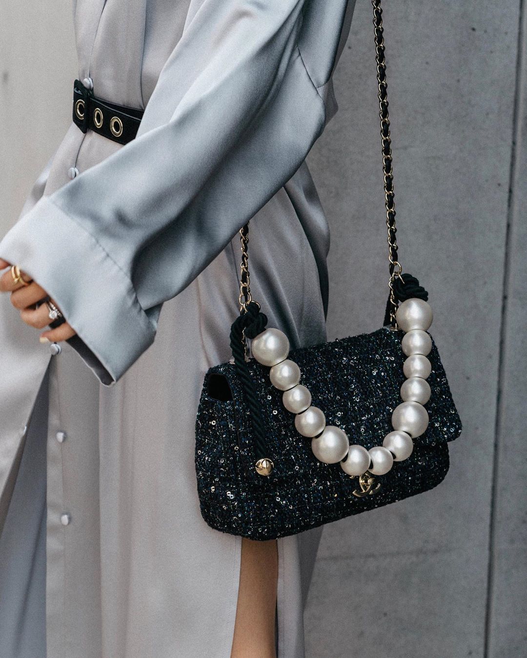 Túi xách thương hiệu thời trang Chanel màu đen quai xách ngọc trai