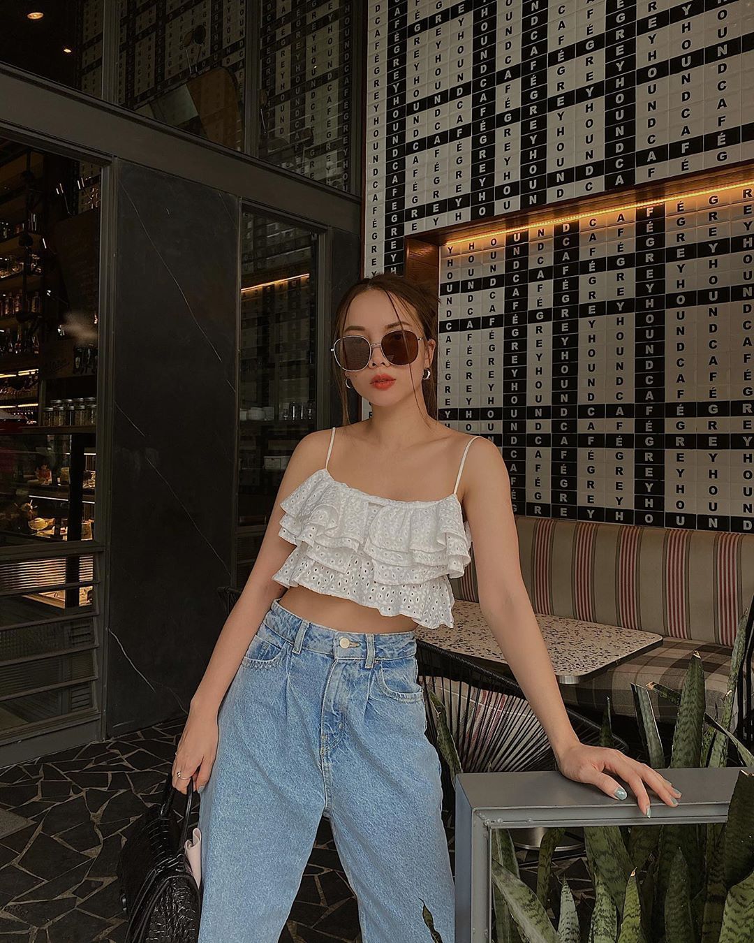 Yến Trang mặc croptop hai dây nhún bèo và quần jeans ống rộng