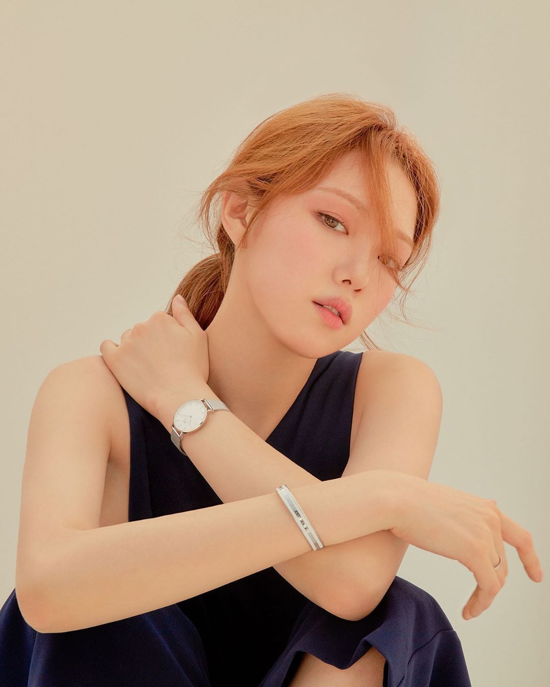 Lee Sung Kyung đeo đồng hồ dây kim loại Daniel Wellington