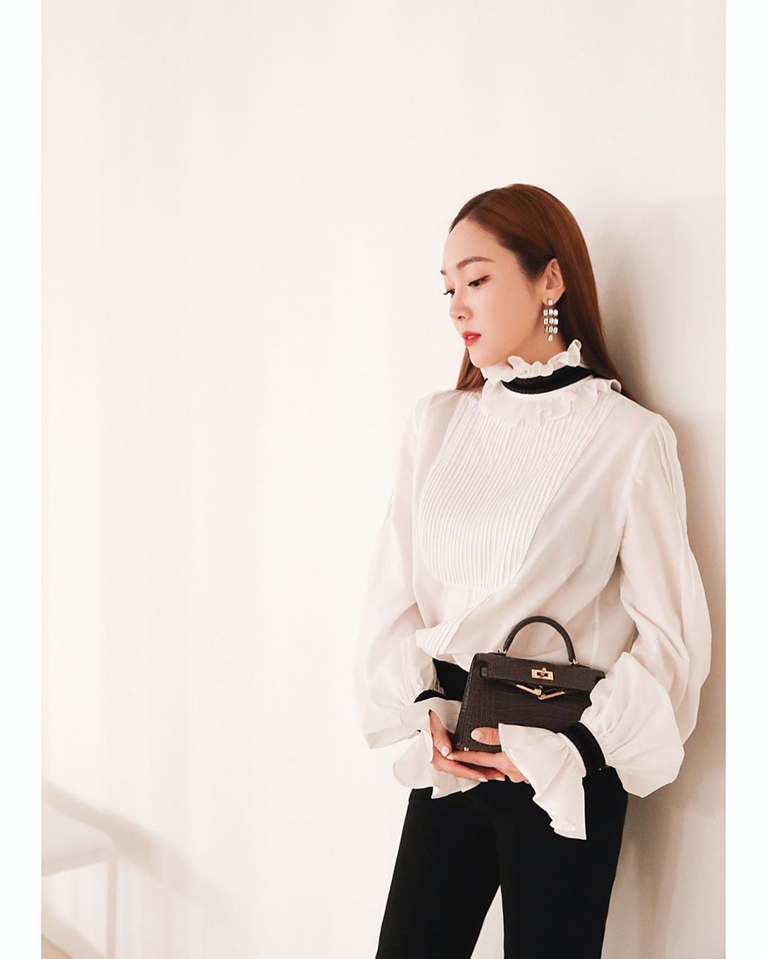 Dress code formal - Jessica Jung mặc sơ mi cổ điển