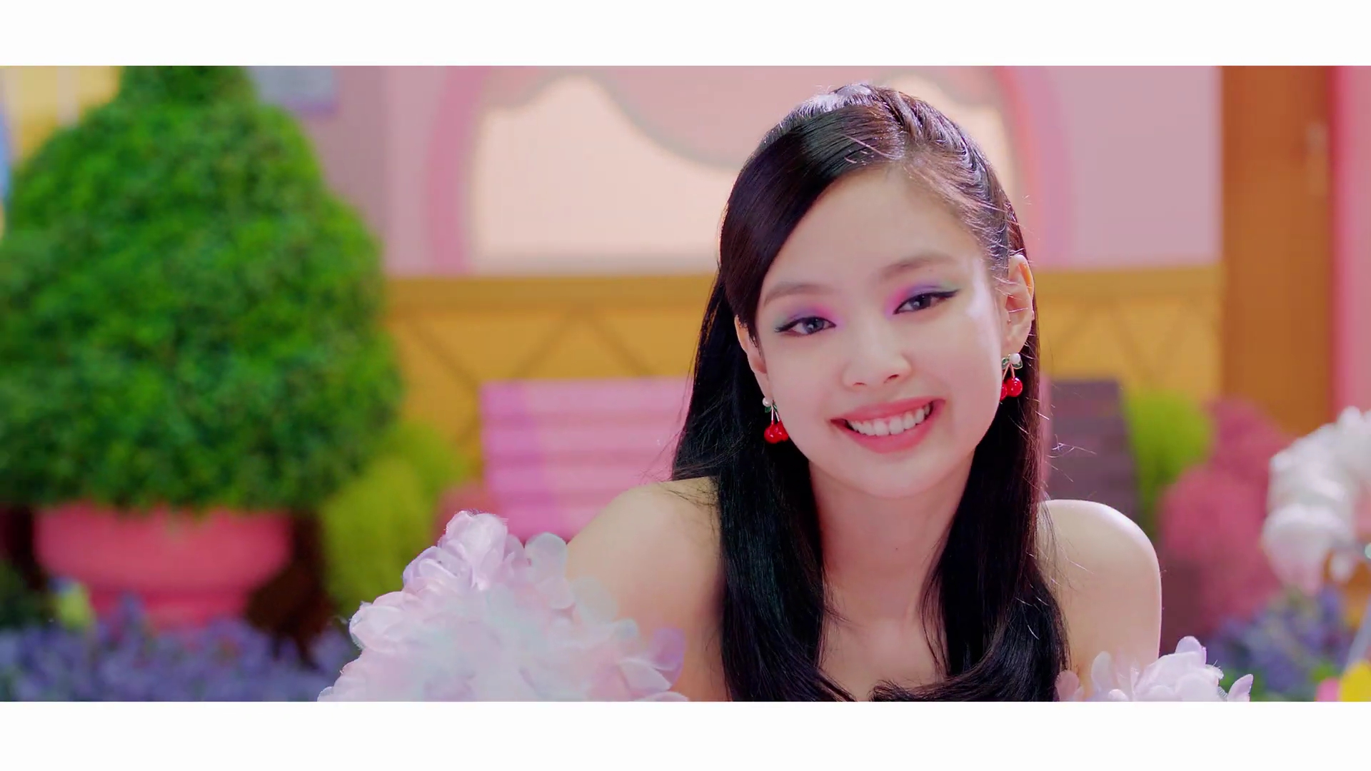 Jennie blackpink đeo hoa tai cherry trong mv ice cream