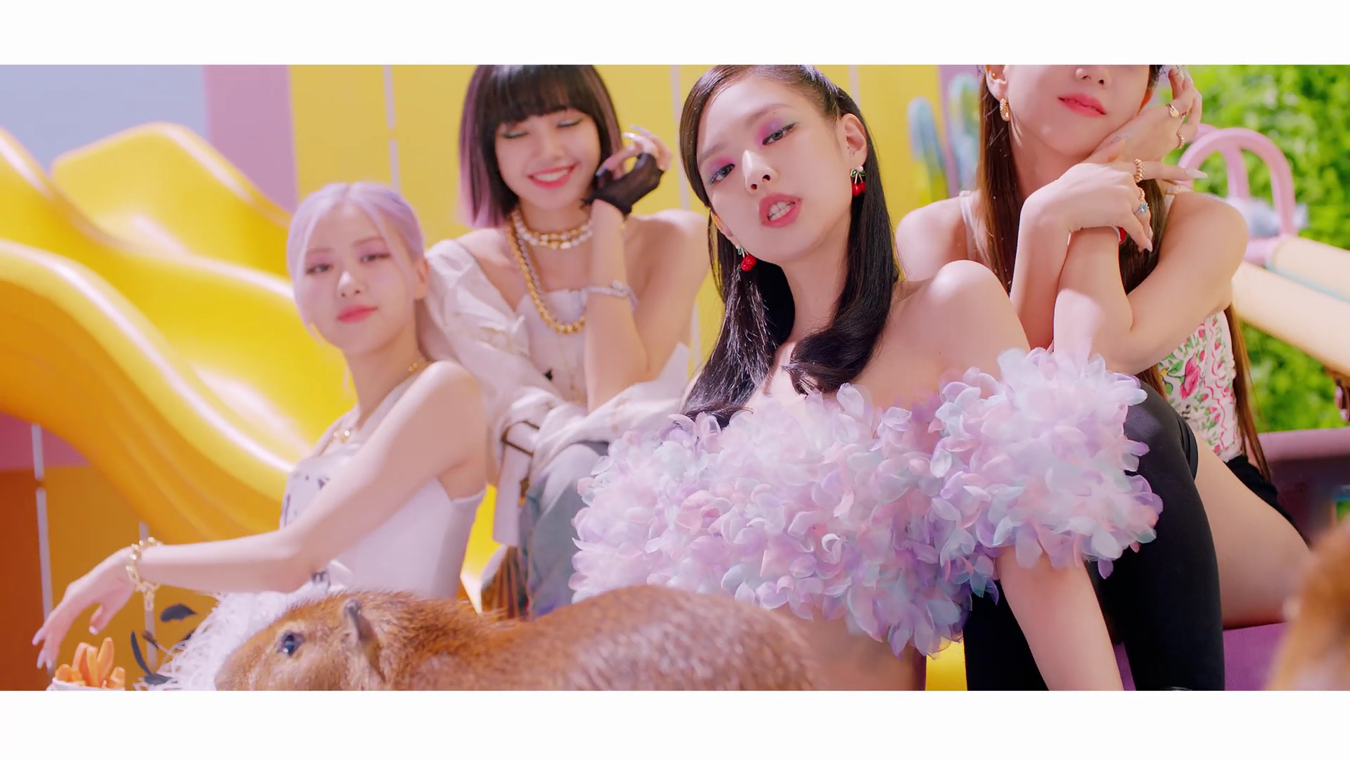 jennie blackpink mặc áo pastel trong mv ice cream