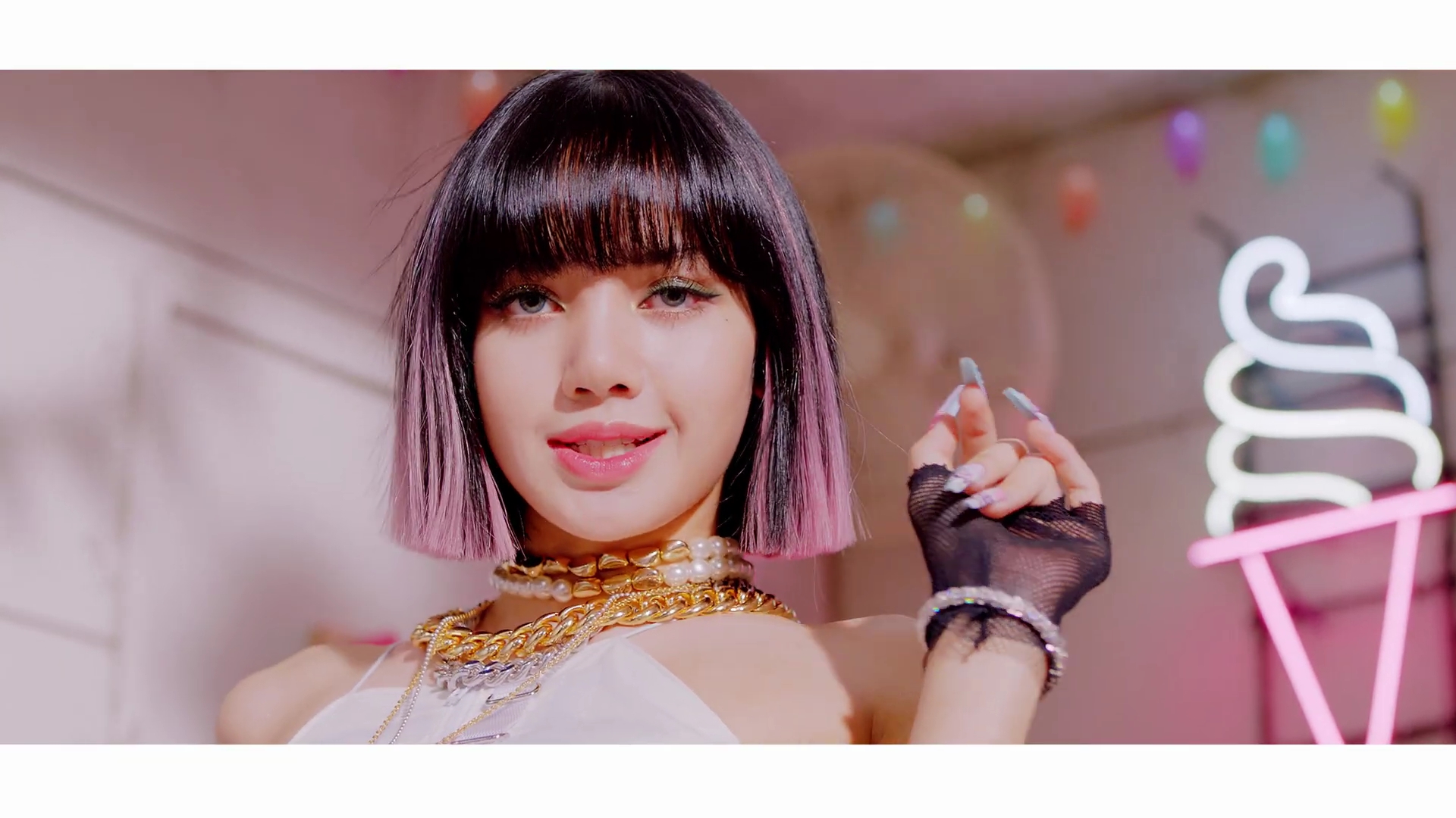 Lisa blackpink đeo dây chuyền xích trong mv ice cream