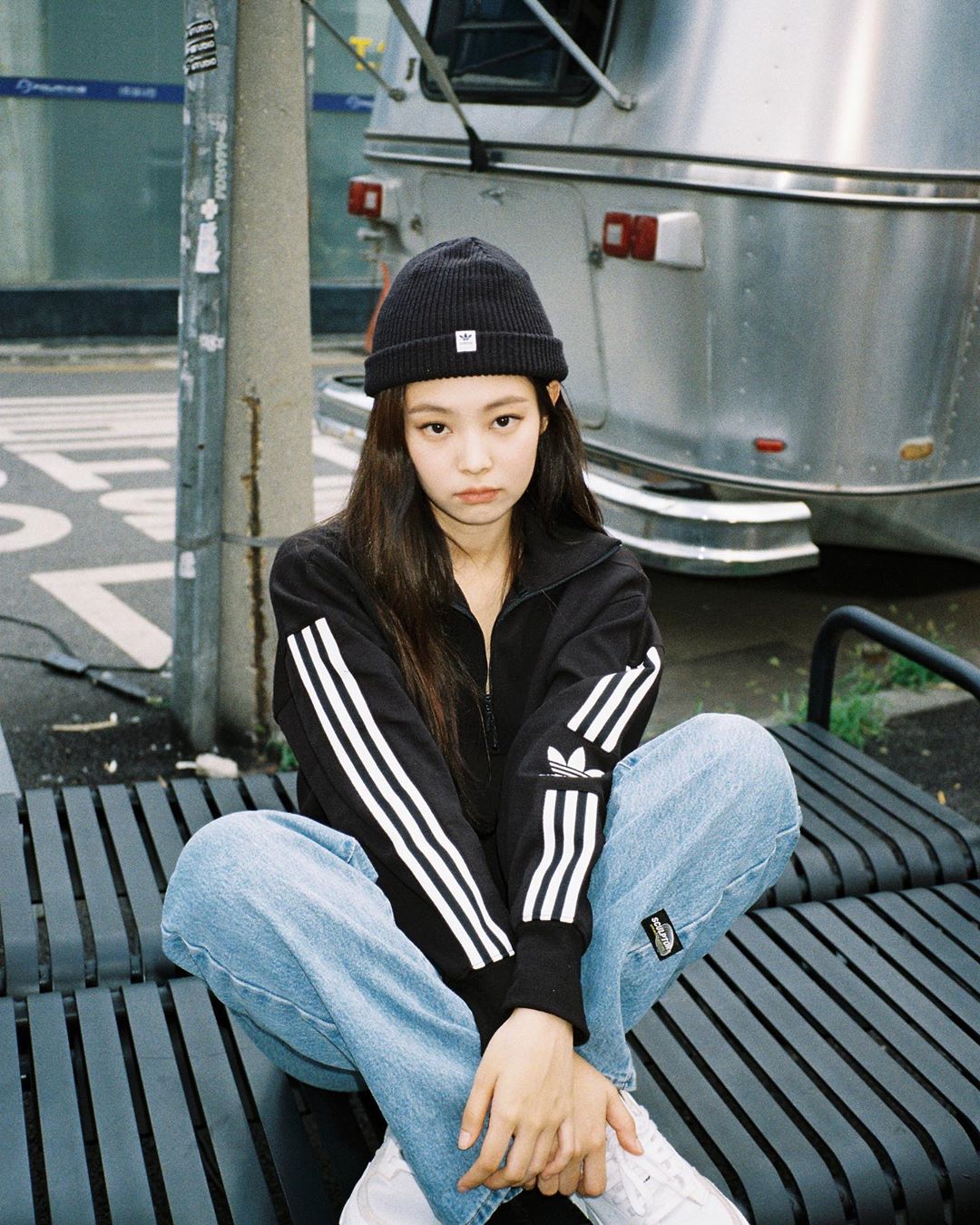 Jennie phối đồ streetwear với áo khoác thể thao, quần jeans và mũ beanie