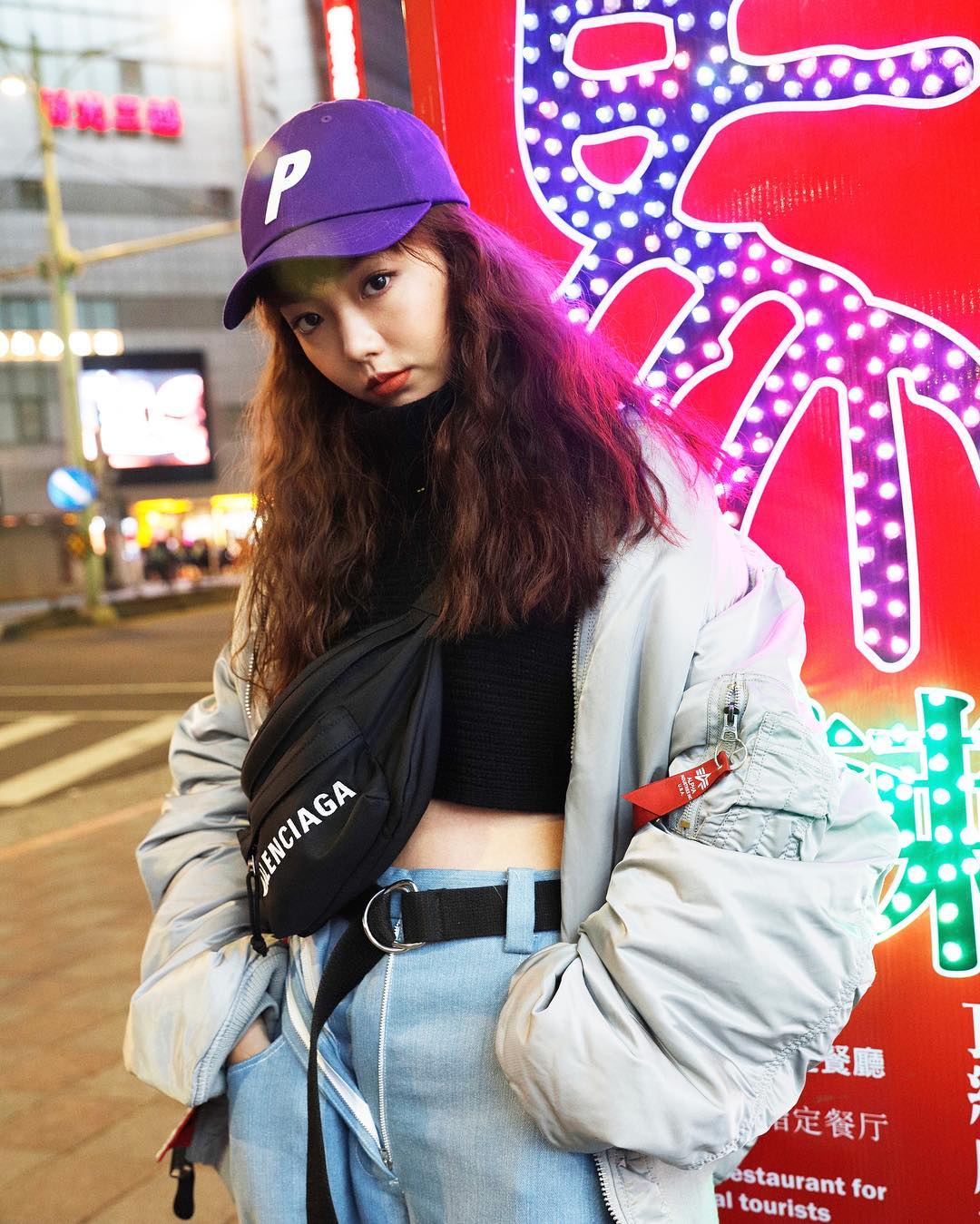 Phối đồ streetwear với túi bao tử đeo chéo