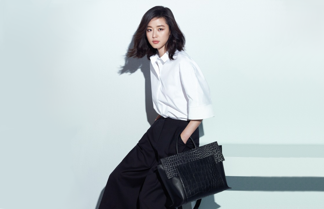 jeon ji hyun đại sứ thời trang alexander mcqueen áo trắng túi đen