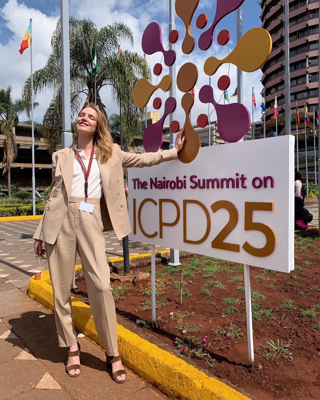 natalia vodianova mặc bộ suit màu be tại hội nghị cairo 2019