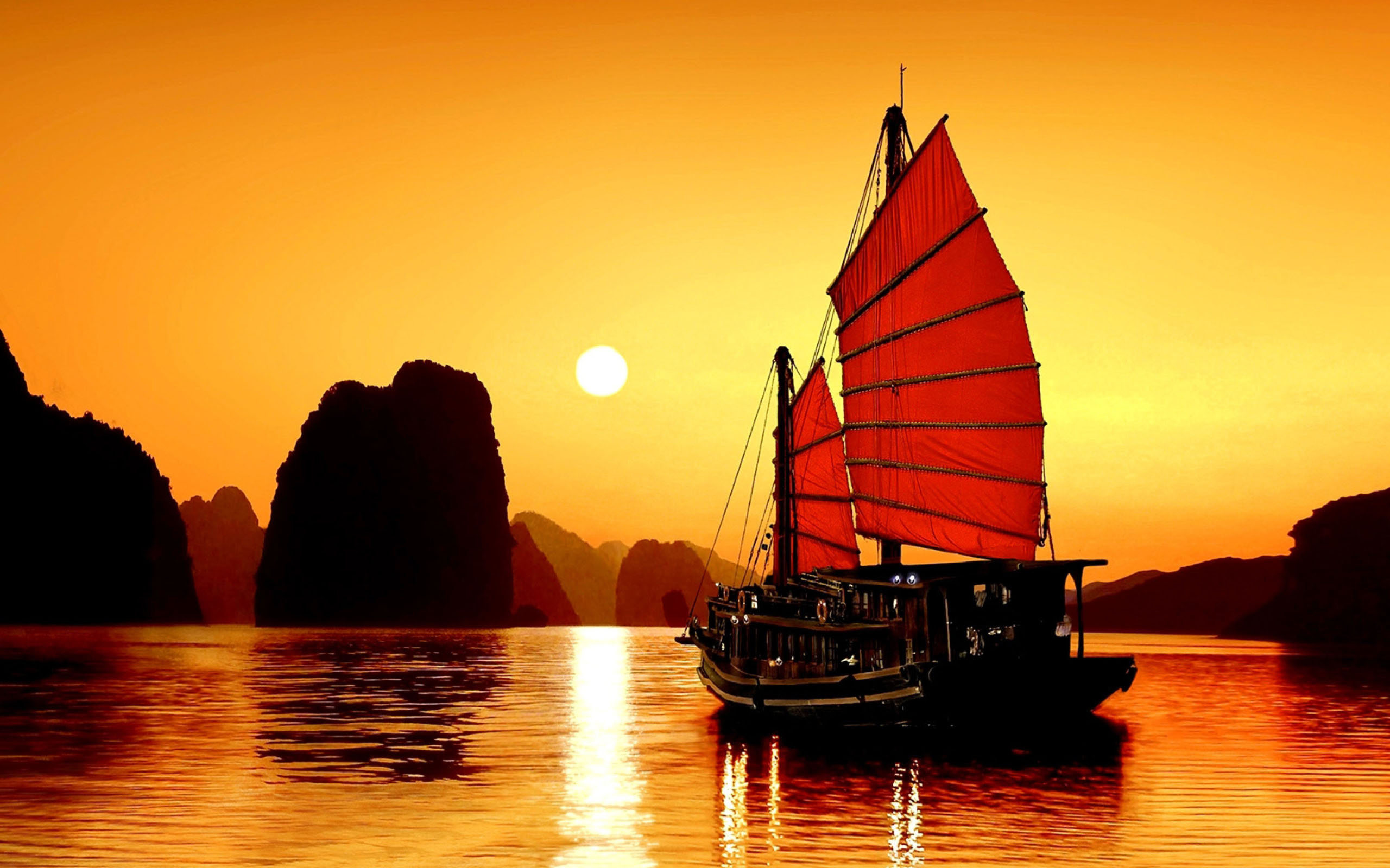 Việt Nam là điểm đến lý tưởng để ngắm những cảnh hoàng hôn đẹp nhất. Từ những cánh đồng ruộng bậc thang đến những bãi biển mới lạ, bạn sẽ không thể cưỡng lại được sự quyến rũ của những mảnh đất đẹp nhất Việt Nam.