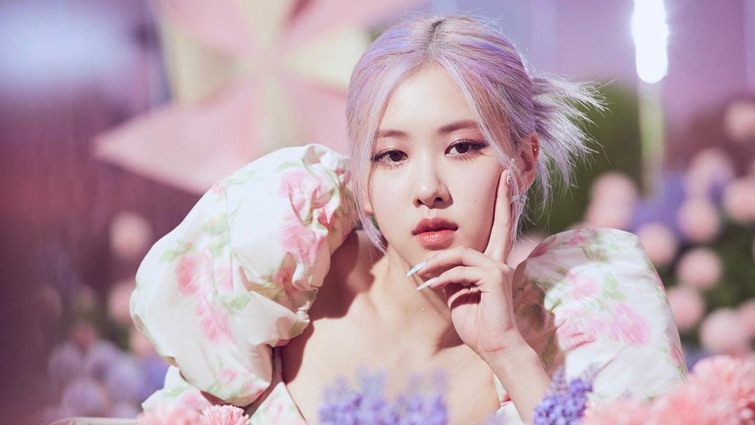 Hãy cùng theo dõi bộ ảnh chụp cho tạp chí Elle của Rosé - một trong những ca sĩ kiêm người mẫu đắt giá nhất tại Hàn Quốc hiện nay. Được chụp trong bối cảnh đầy màu sắc, bộ ảnh mang đến không khí rực rỡ và thần thái tự tin của người đẹp Rosé. Bạn nhất định không nên bỏ qua!