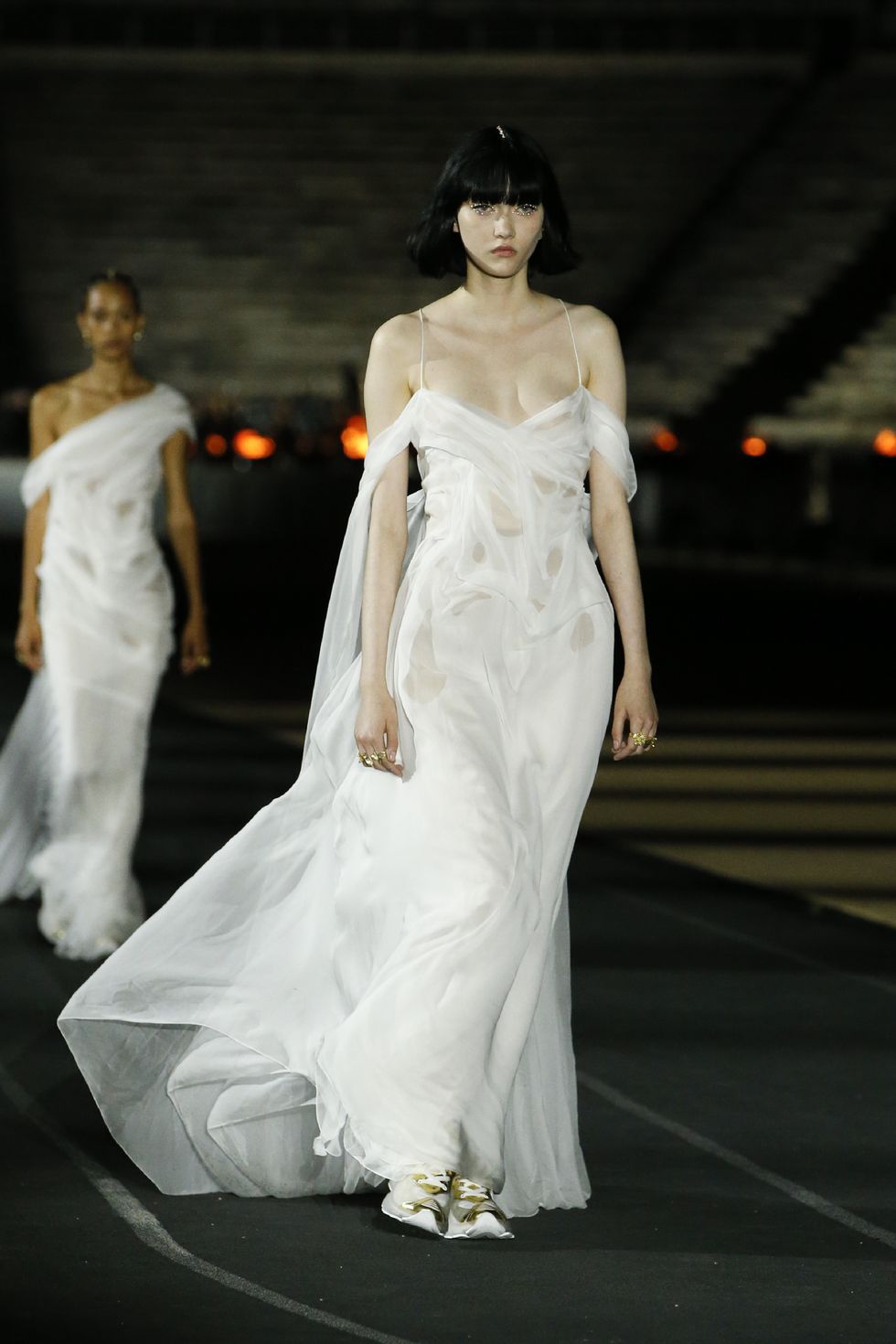 Suzy diện váy Haute Couture kiêu kì của Dior nhưng visual trông bị già