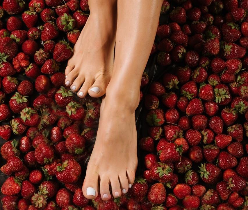 Tình trạng "Strawberry legs" hay còn gọi là viêm nang lông vùng chân