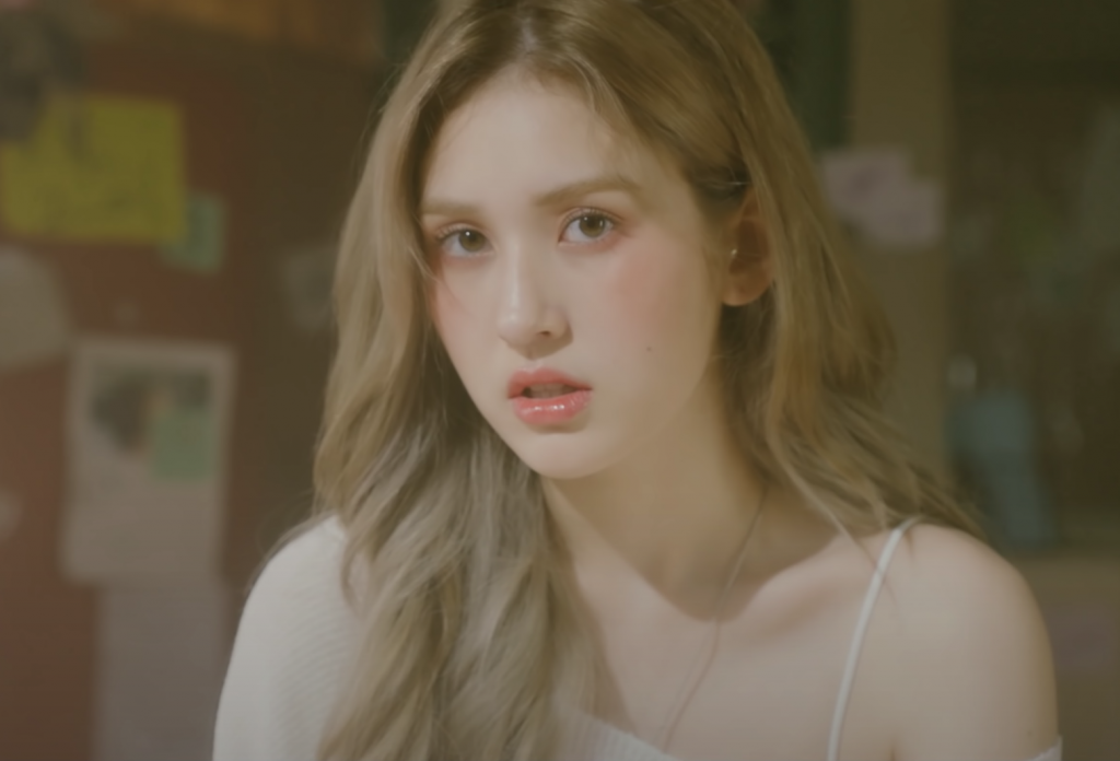 Jeon Somi trong MV "What you waiting for"