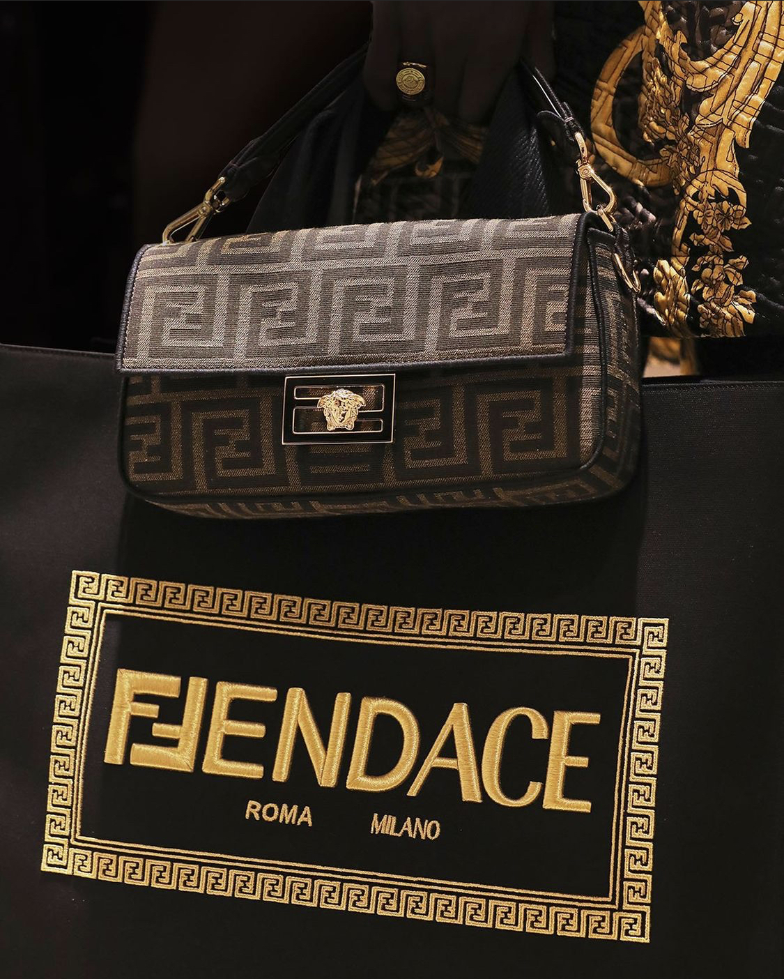 logo kết hợp của versace và fendi
