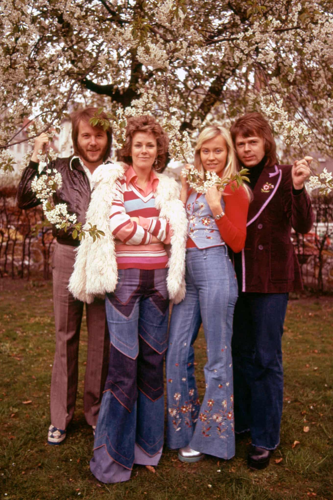 quần ống loe thập niên 70 