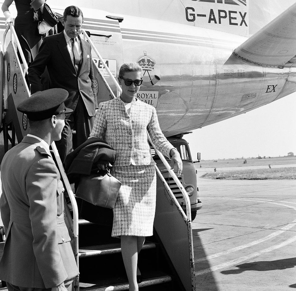 Lauren Bacall duyên dáng ra khỏi máy bay