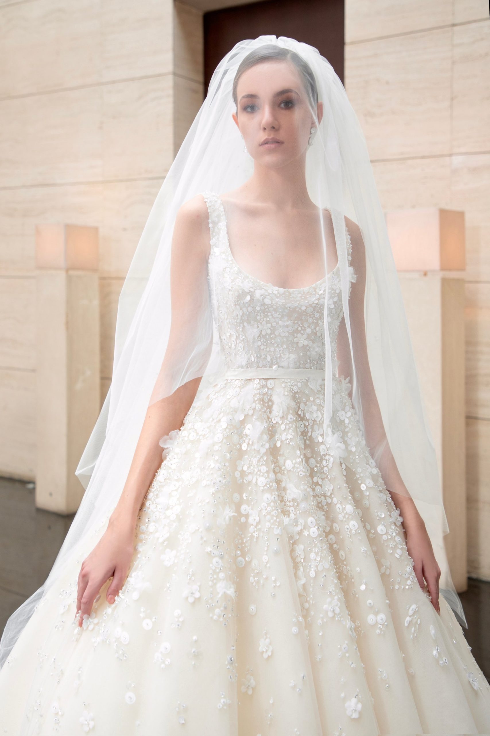 Người mẫu gầy gò trong bộ sưu tập váy cưới của Vera Wang  Thời trang sao