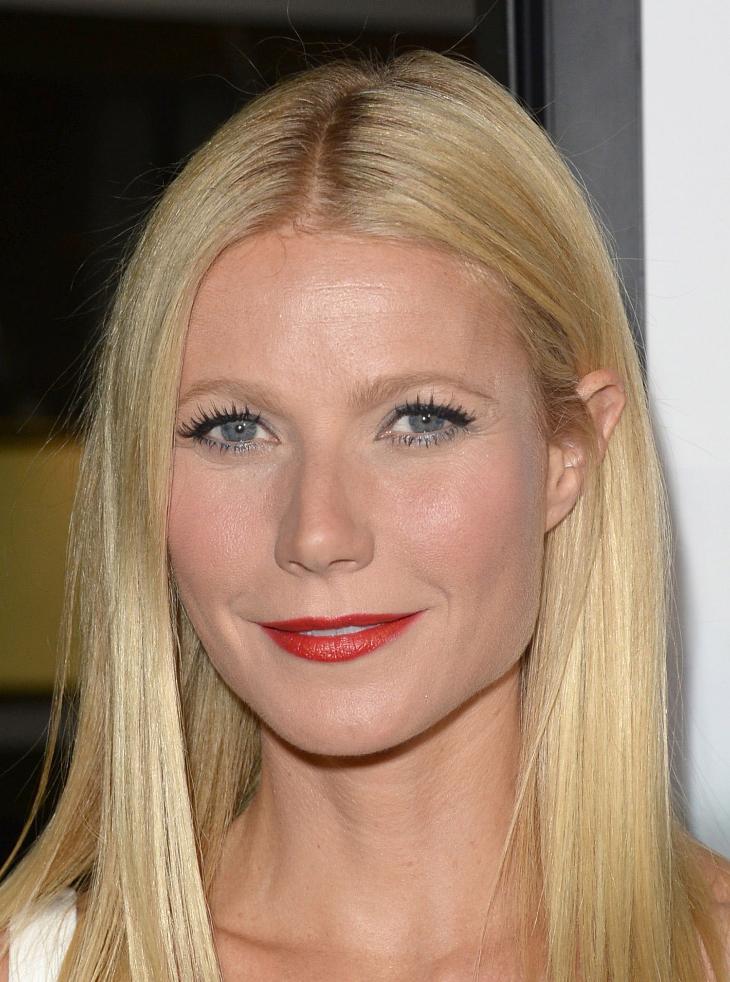 Gwyneth Paltrow hạn chế trang điểm để dưỡng da ngày Hè