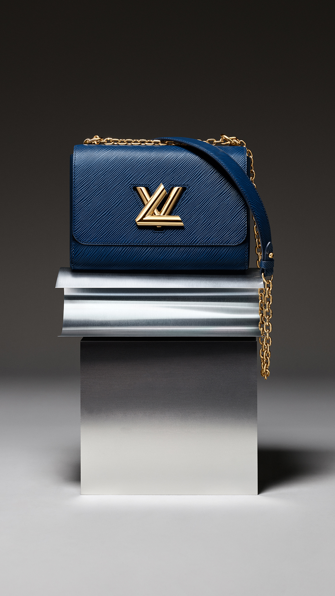 Túi LV Twist màu xanh dương nhà Louis Vuitton