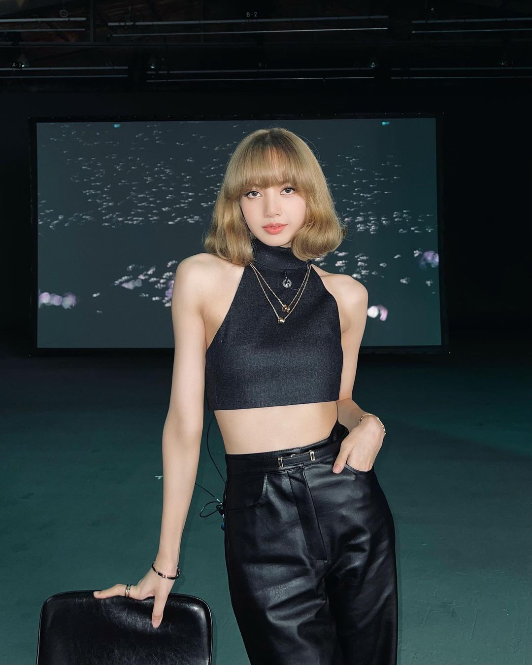 Lisa Blackpink diện áo yếm cổ lọ màu đen