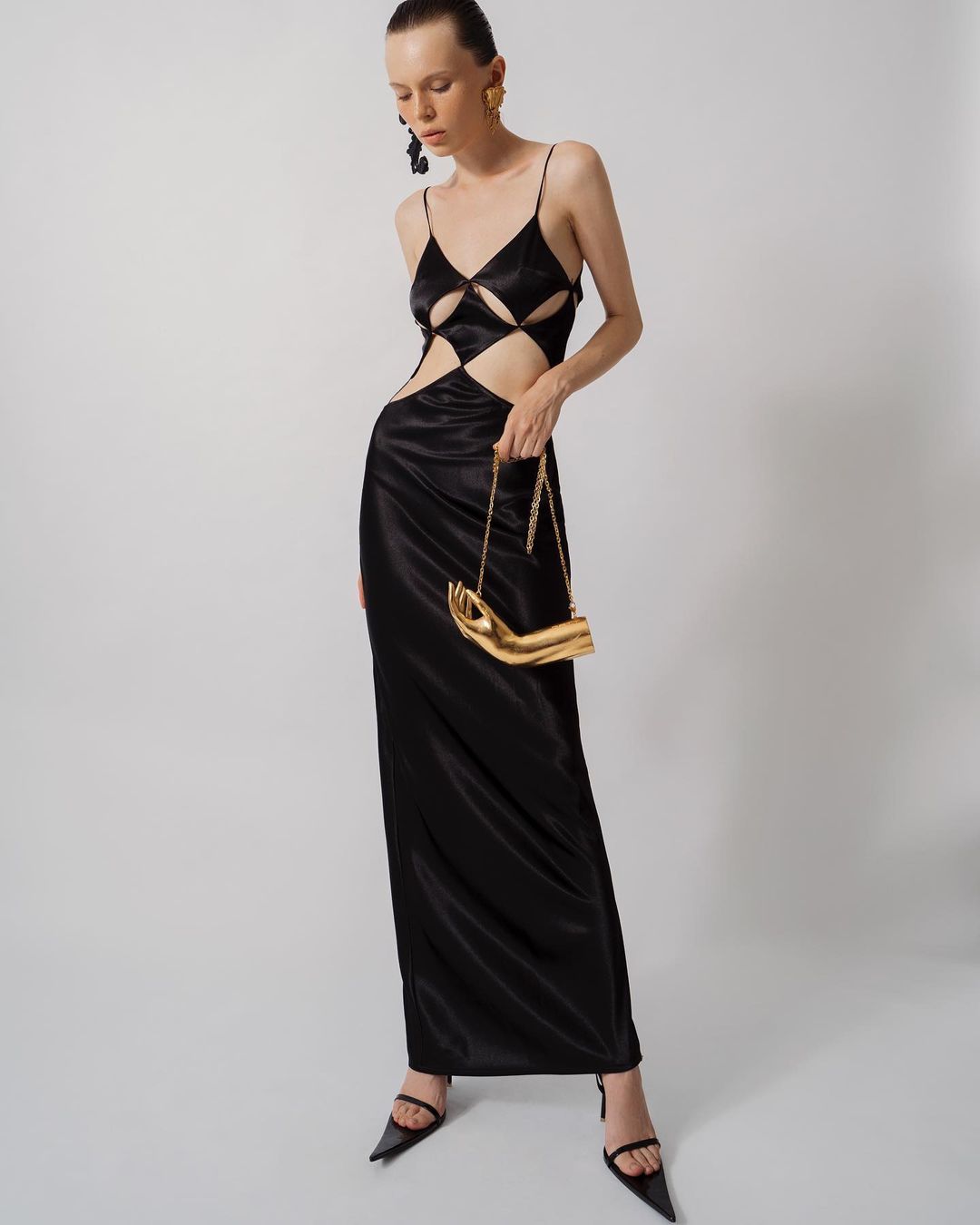 Váy đen xẻ ngực cá tính cực chất phong cách Hong Kong - Đầm, váy nữ |  ThờiTrangNữ.vn