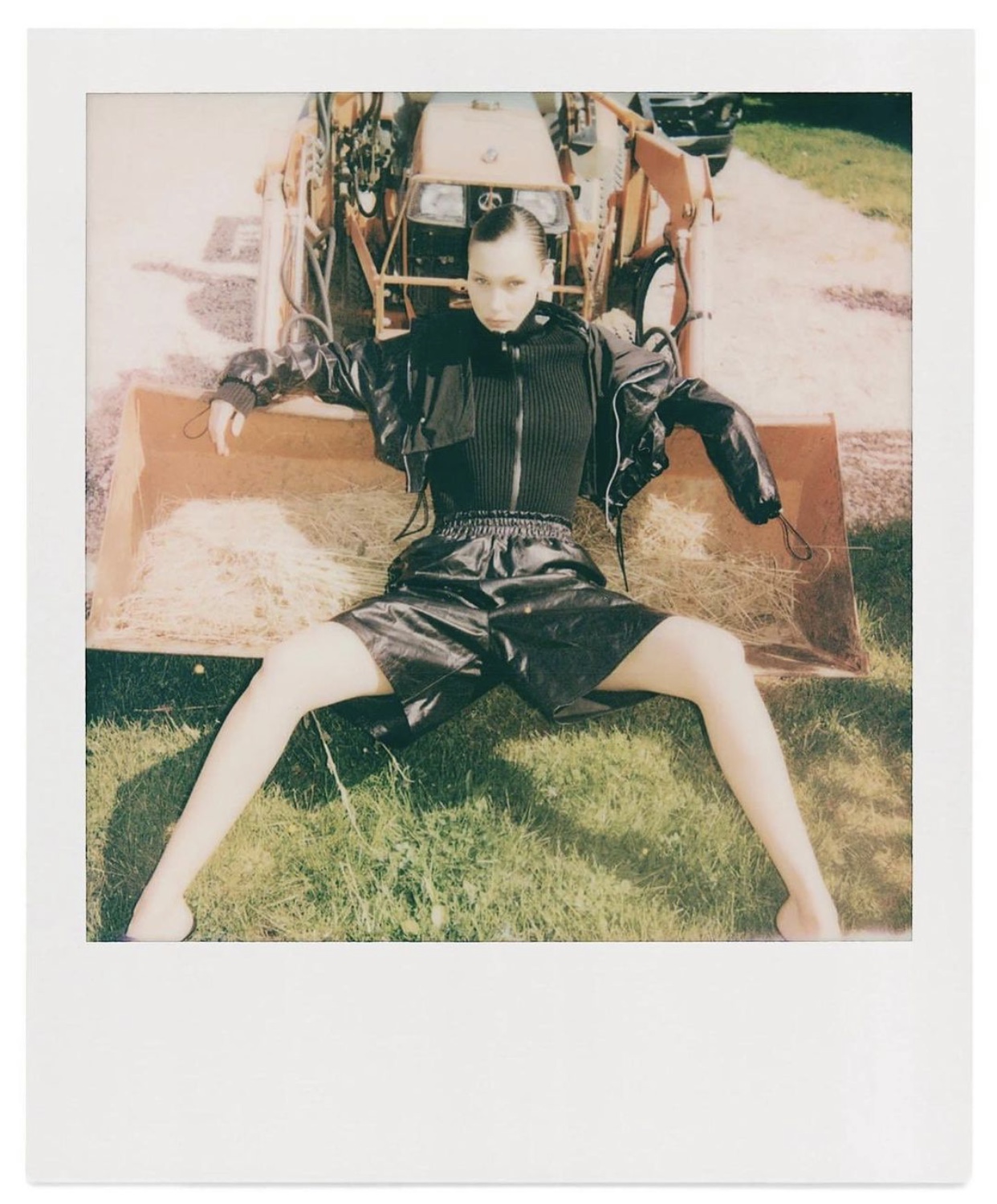 bella hadid đăng ảnh polaroid lên instagram feed