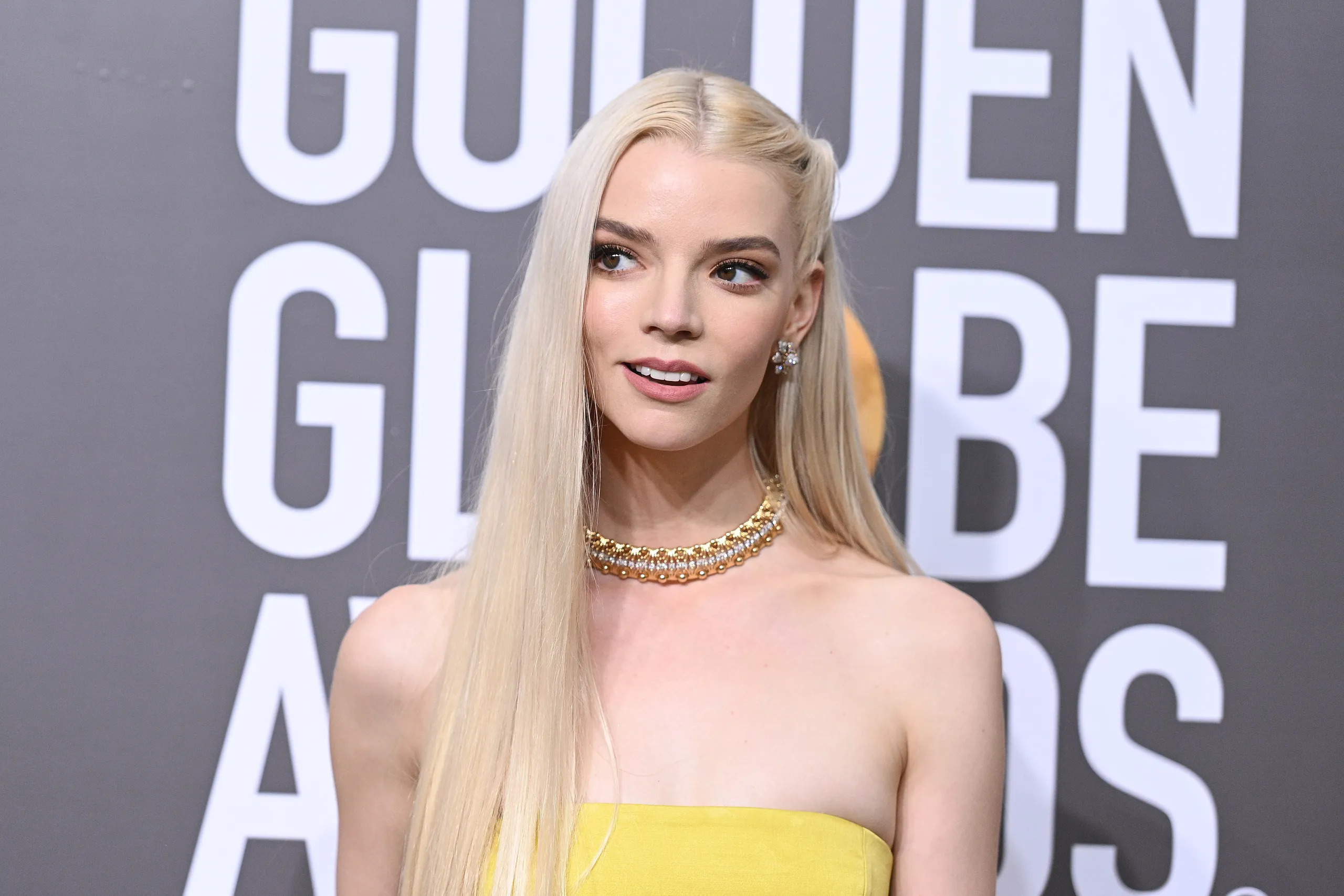 Cảm Hứng Thanh Lịch Trong Phong Cách Của Anya Taylor Joy Elle 