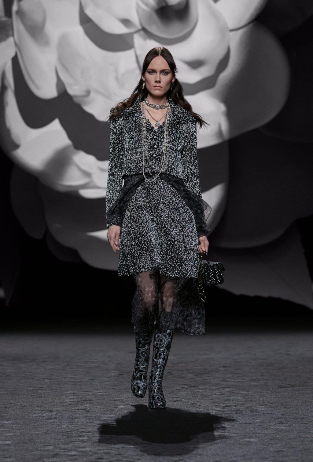Pour son défilé automnehiver 2023 à Paris Chanel explore le camélia sous  toutes ses coutures