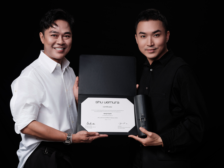 Shu Artist Huỳnh Trần Vỹ Dũng (Dón Huỳnh) đã giành được danh hiệu Certified Makeup Artist Global của thương hiệu Shu Uemura
