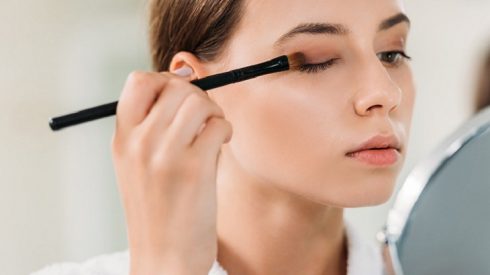 Thoa phấn mắt lên mí mắt trước khi trang điểm để giữ đường eyeliner cho mí mắt dầu lâu hơn. Ảnh: Silkygirl. 