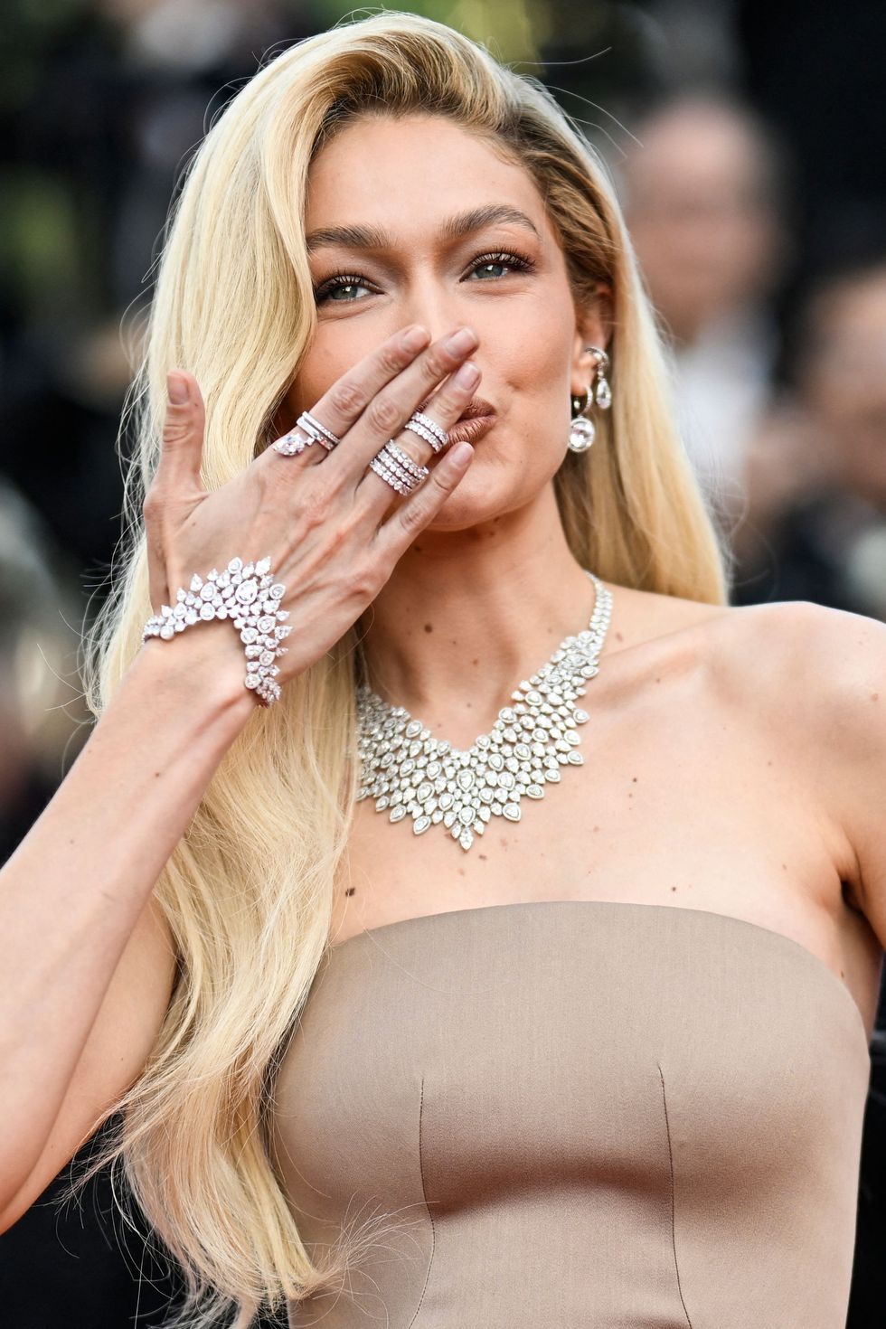 gigi hadid cannes trang sức