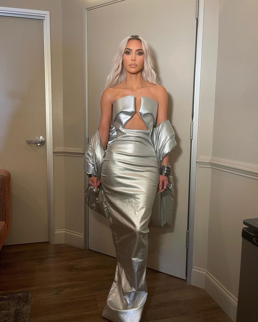 kim kardashian diện đầm metallic