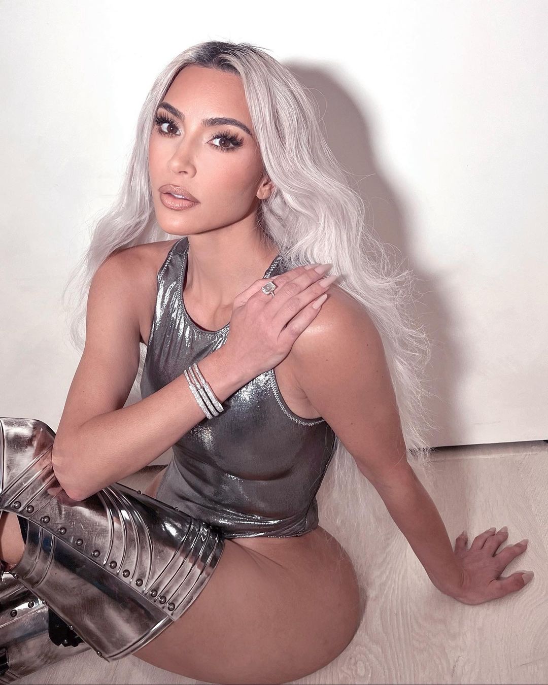 Kim kardashian diện bodysuit mentallic xu hướng