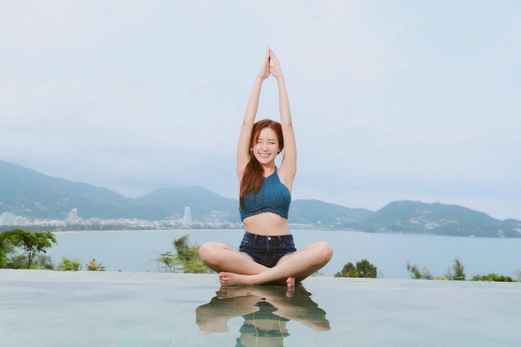 cô gái tập yoga và cười