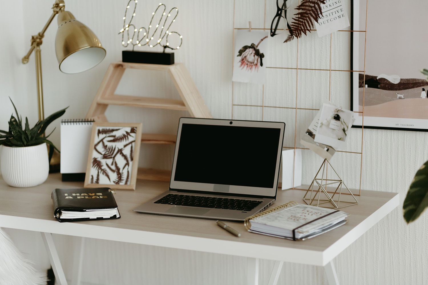 Cute Desk Decorating Ideas for an Aesthetic Homework Space with